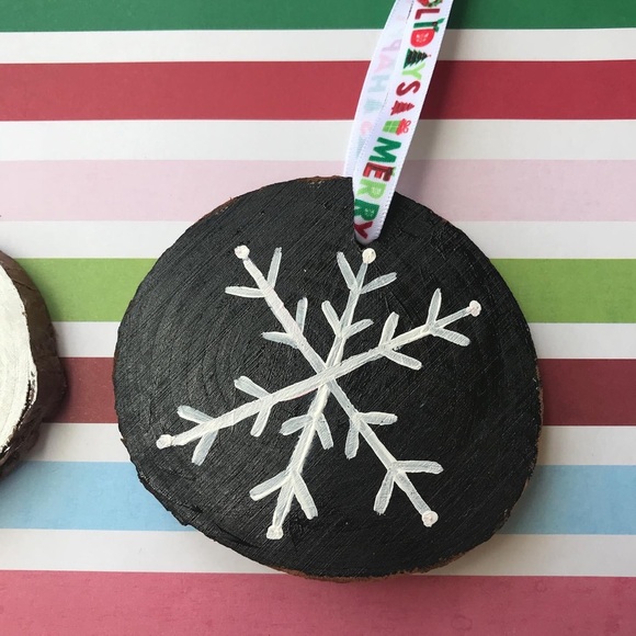 New Hand-painted Wood Slice Snowflake Christmas Ornament - Picture 1 of 1
